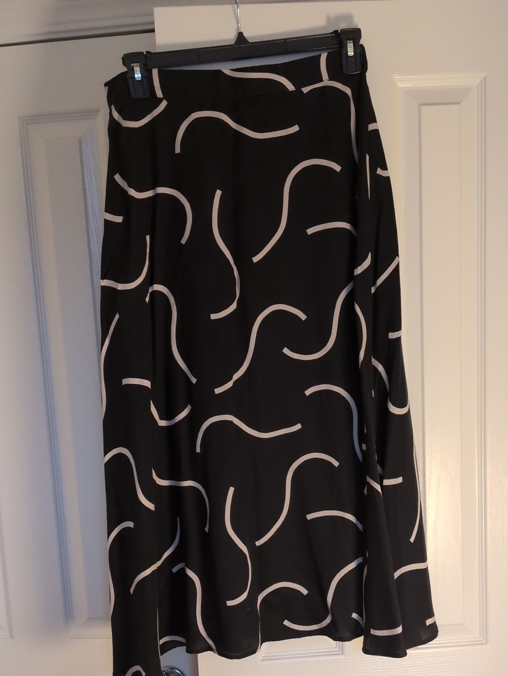 Amour Vert Black Maxi Skirt with Cream Curved Print